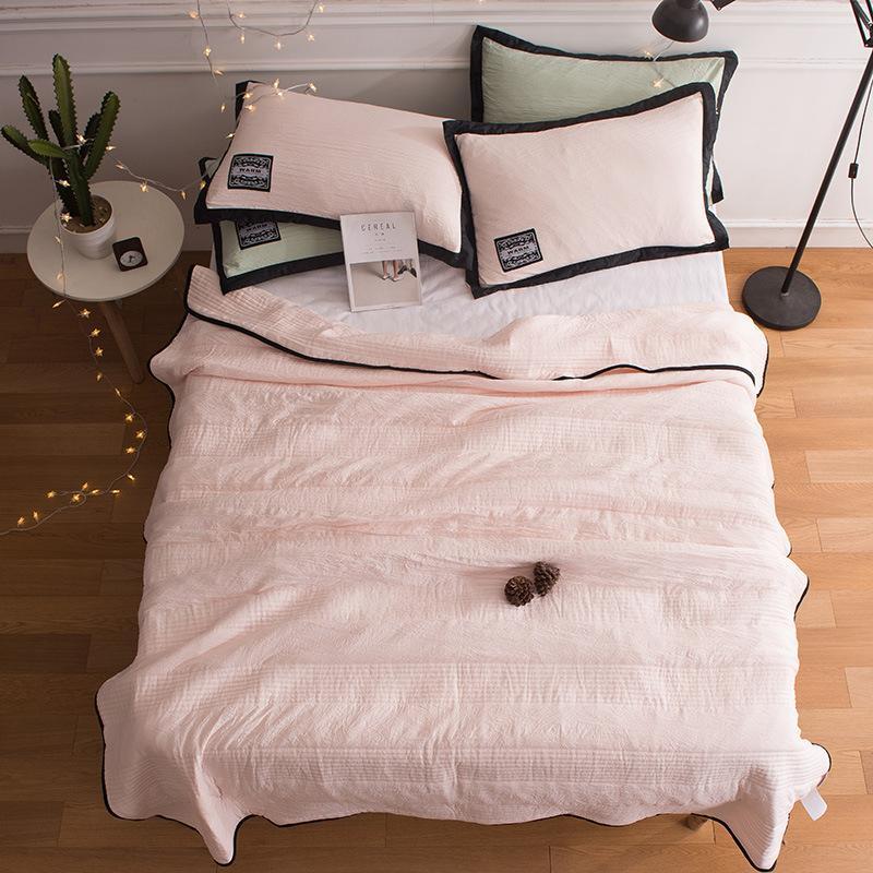 Leichte Sommerdecke CoolBreeze in Blau, Grün, Grau oder Rosa. Ideal für Schlafzimmer & Wohnzimmer.