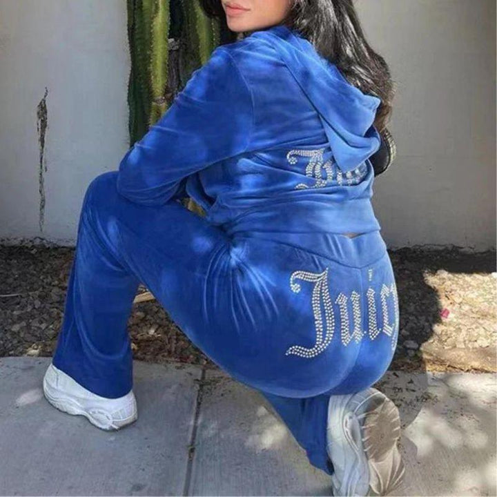 Model trägt bequemen Damen Y2K Freizeitanzug, ideal für entspannte Tage und Streetwear-Looks.