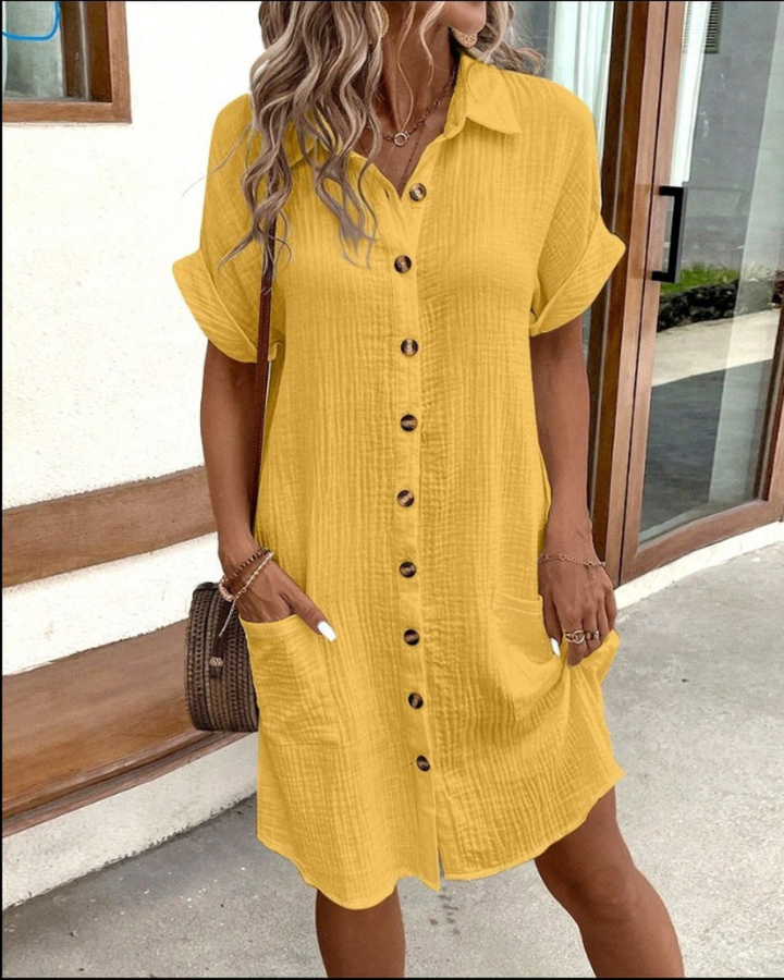 Frau trägt ein schickes Damen Langarm-Hemdkleid mit Knopfleiste. Eleganter Frühling/Sommer Look.