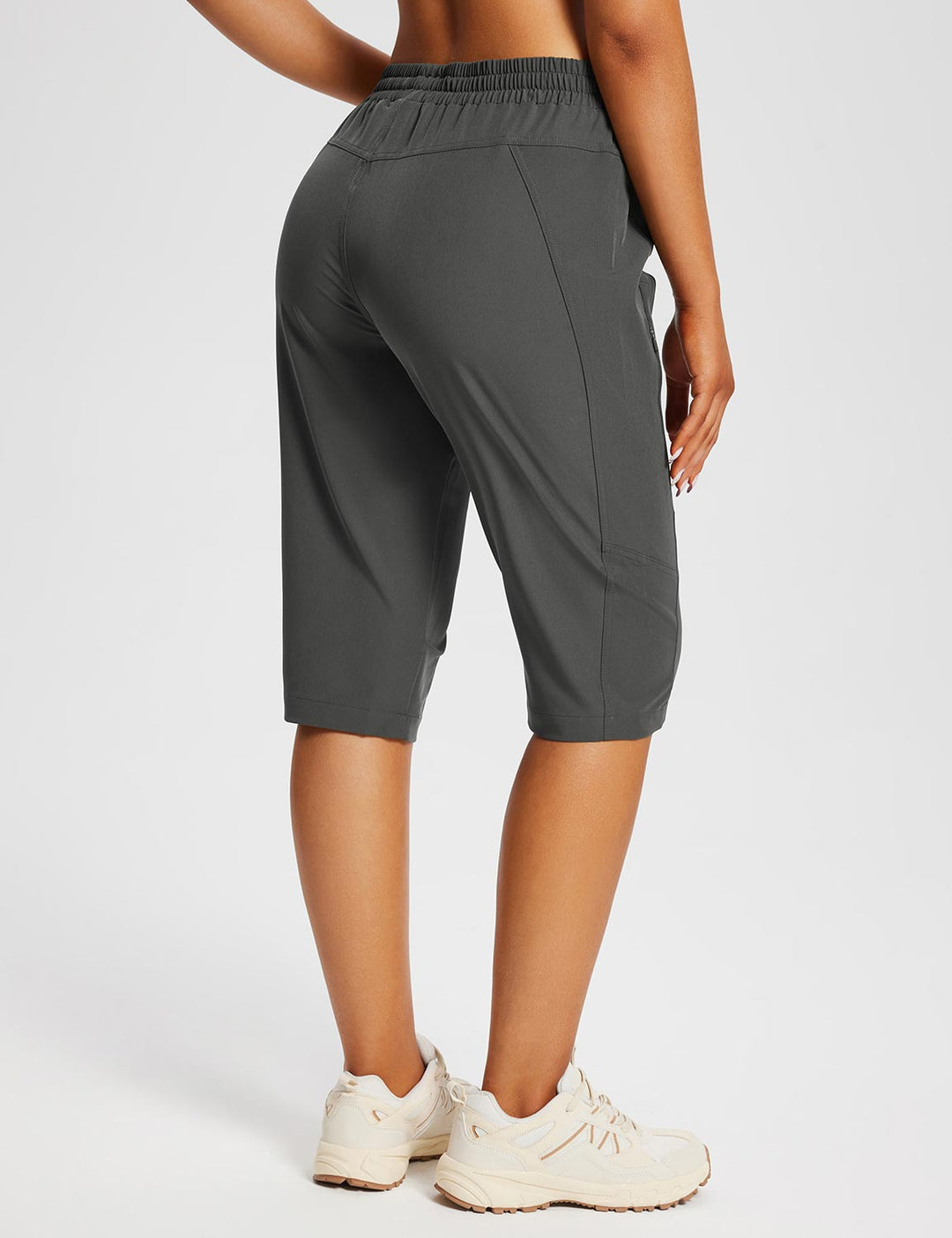Atmungsaktive Damen Wander-Capris, bieten Bewegungsfreiheit & sind perfekt für heiße Tage.