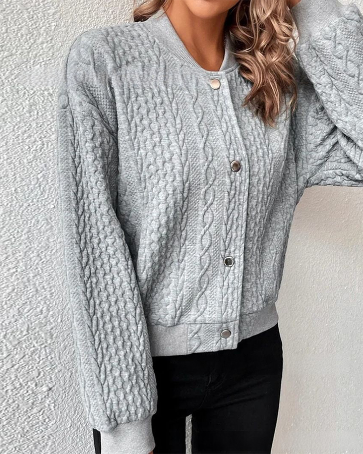 Elegante Damen Strickjacke mit Knöpfen, perfekt für einen stilvollen Büro-Look. Zeitlose Mode für Frauen.