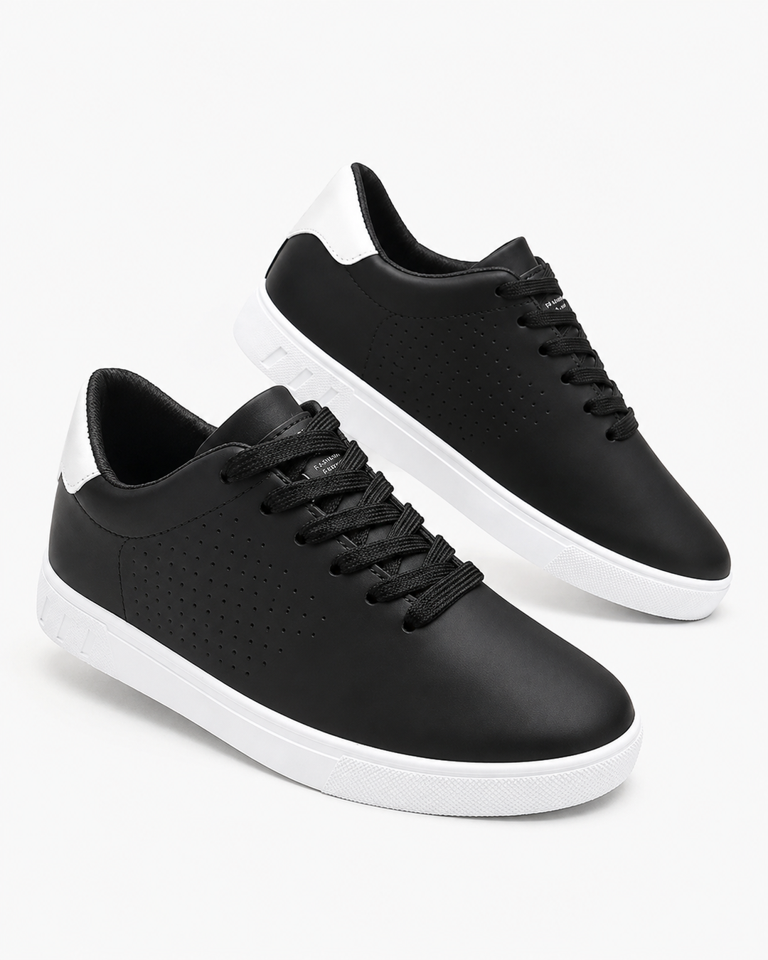 Klassische weiße Herren-Sneakers, bequeme Schnürschuhe für zeitlosen Casual-Look und urbanen Sommer-Style.