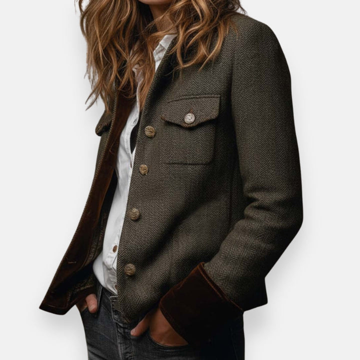 Taillierte Damen Elegante Jacke mit Samtdetails, im Business-Stil getragen. Klassisch & strukturiert für viele Outfits.