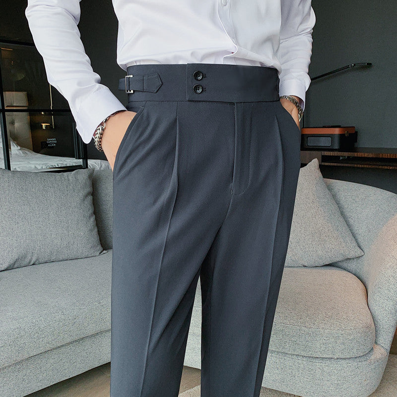 Nahaufnahme einer eleganten Slim-Fit Herrenhose, perfekt für einen modernen, stilvollen Look. Hoher Tragekomfort.