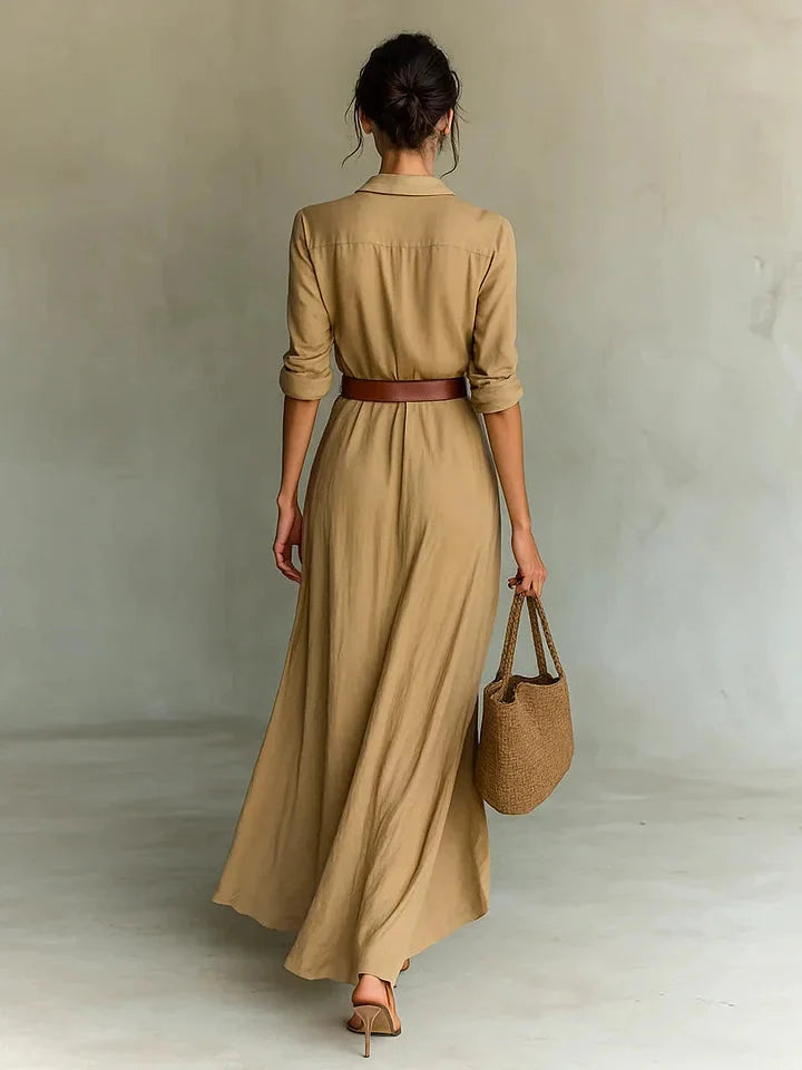 Langes Damen Sommer-Maxikleid mit Kragen und Gürtel, casual am Strand getragen, ideal für Urlaub.