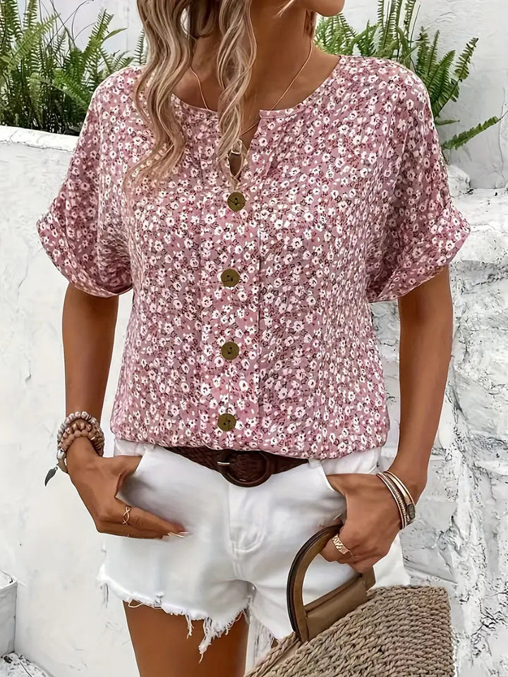 Stylisches Damen Sommer Top mit Blumenmuster, Knopfleiste und Kurzarm, kombiniert für einen sommerlichen Look.