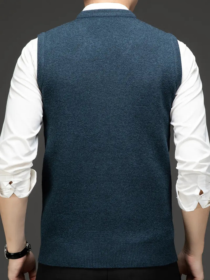 Mann lächelt in elegantem Herren Strick-Bodywarmer, V-Ausschnitt, Slim Fit, für stilvolle Auftritte.