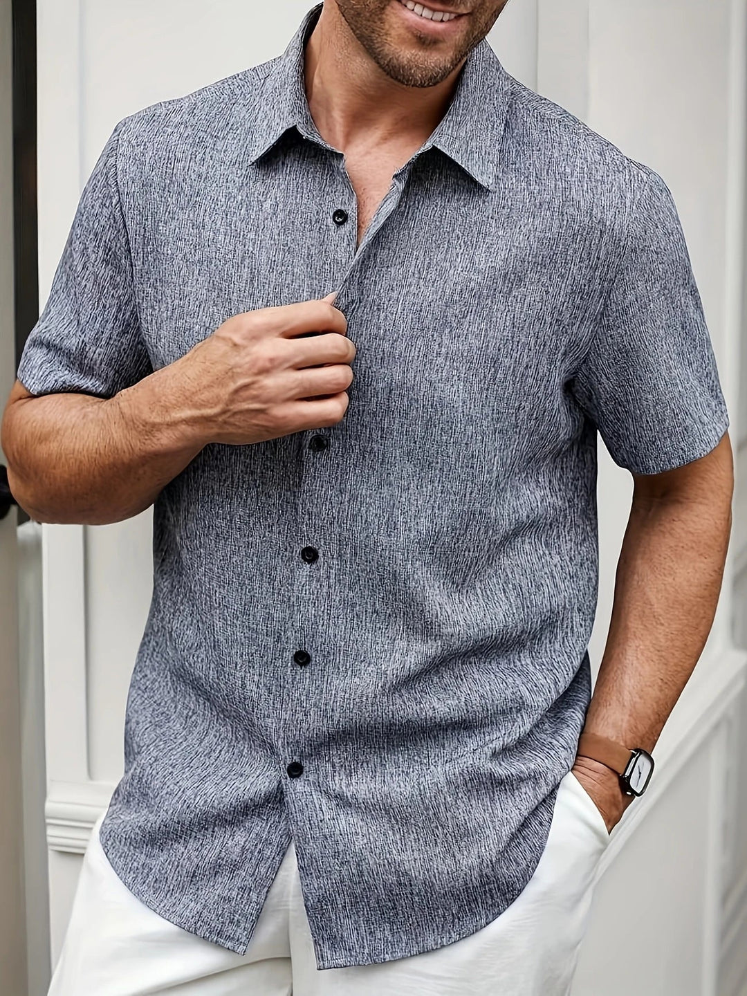 Smartes Kurzarmhemd für Herren, leichtes Design für stilvolle Sommeroutfits.