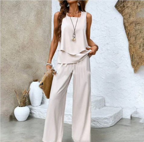 Nahaufnahme: Ärmelloses Top des Damen Sommer-Zweiteilers in elegantem Urban-Stil für heiße Tage.