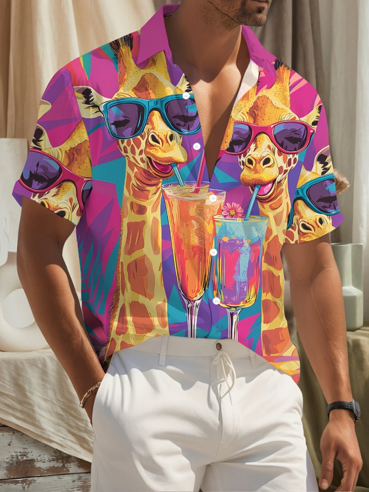 Herren Hawaii-Hemd mit buntem Giraffen- & Cocktail-Print. Perfekt als Sommerhemd, Partyhemd oder Urlaubshemd.
