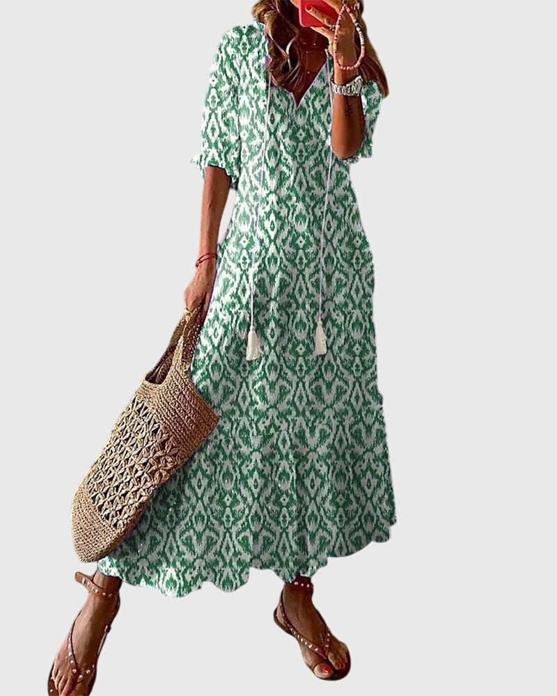 Legeres Damen Strandkleid im Boho-Stil mit floralem Muster & V-Ausschnitt. Perfekt für Sommer und Urlaub.