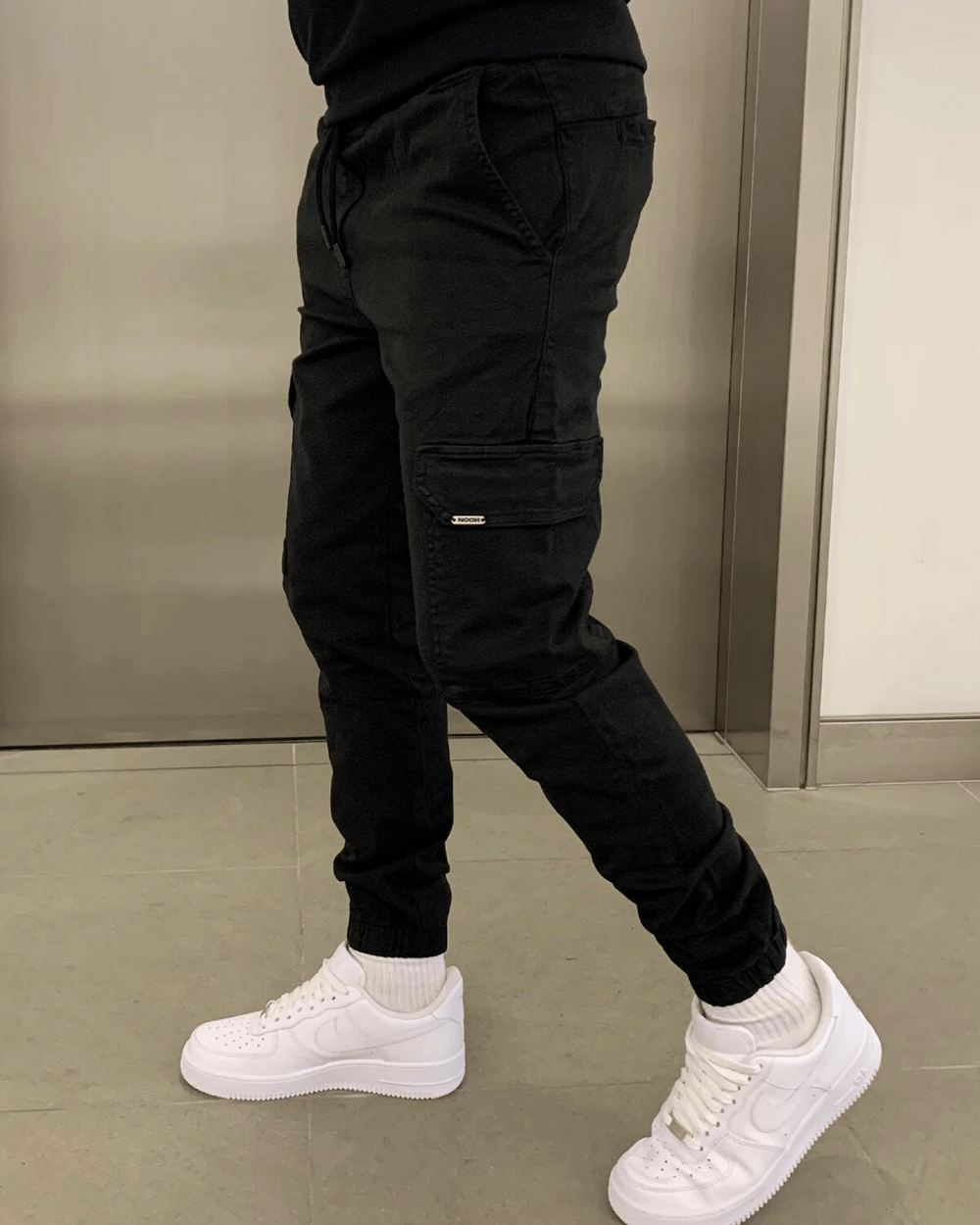 Stylische Herren Cargo-Jogger mit geräumigen Seitentaschen, praktische Loose Fit Freizeithose für Alltag.
