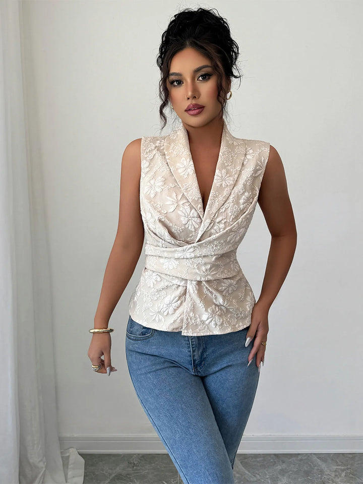 Damen Sommer Top in Aprikose mit charmantem Blumenmuster und verspielten Rüschen.