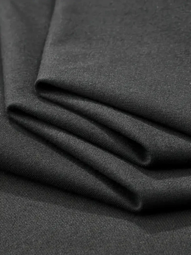 Weißes Herren Slim Fit V-Ausschnitt T-Shirt, atmungsaktiver Stoff für Komfort.