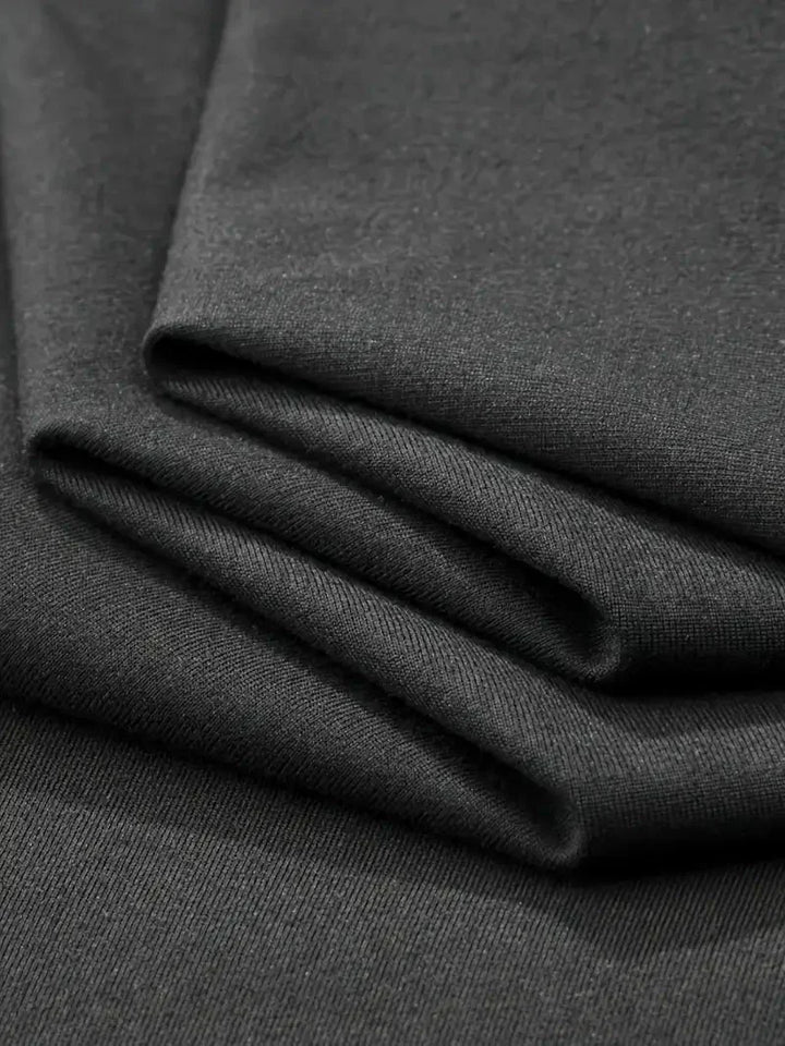 Weißes Herren Slim Fit V-Ausschnitt T-Shirt, atmungsaktiver Stoff für Komfort.