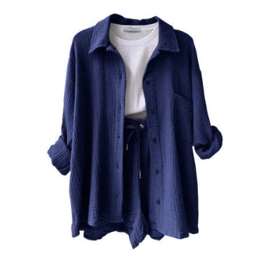 Casual Damen Sommeroutfit: Dreiteiliges Set Lamias mit Hemd, Top und Shorts für warme Stunden.