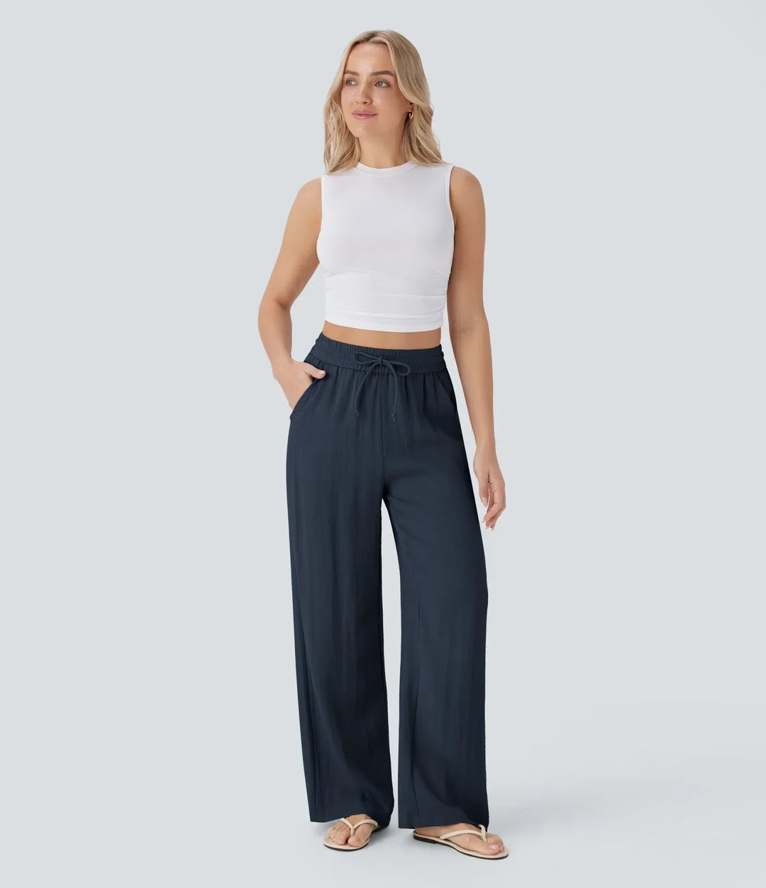 Graue Sommerhose mit weitem Bein. Leichtes Material für maximalen Komfort an heißen Tagen.