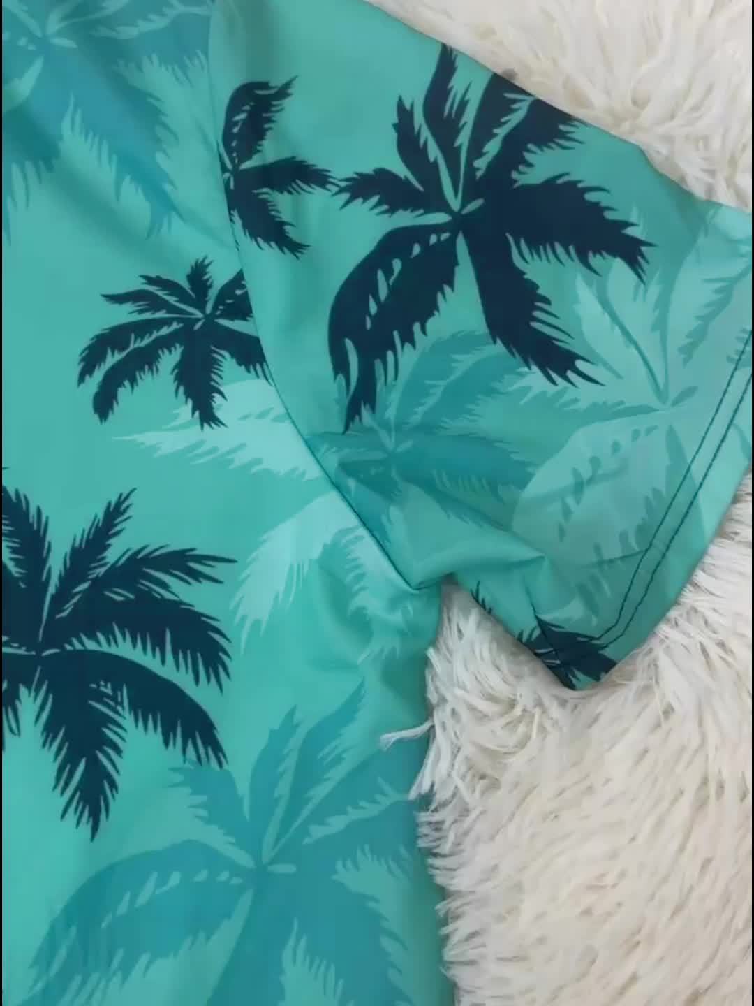 Stylisches blaues Palmenprint Herrenhemd für den Sommer, lässig kombiniert für Urlaubsfeeling.