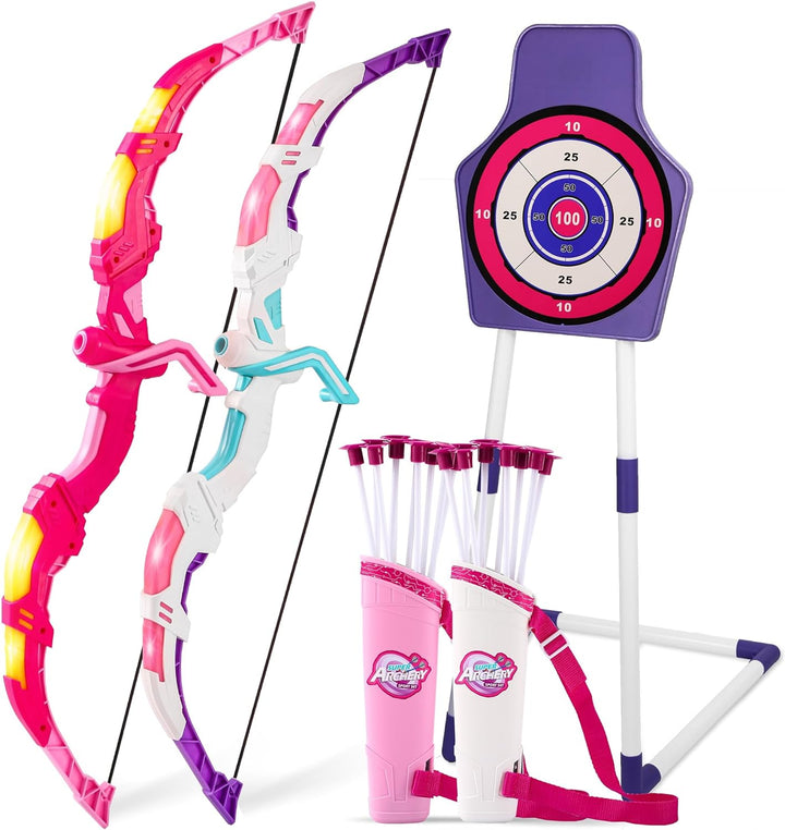 Glückliches Kind spielt mit dem AdventureArchery Pfeil- und Bogen-Spielset draußen, Spaß und Bewegung.