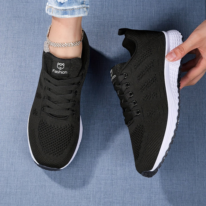 Nahaufnahme: Atmungsaktives Mesh-Material der Damen-Sneaker, sorgt für optimales Fußklima.