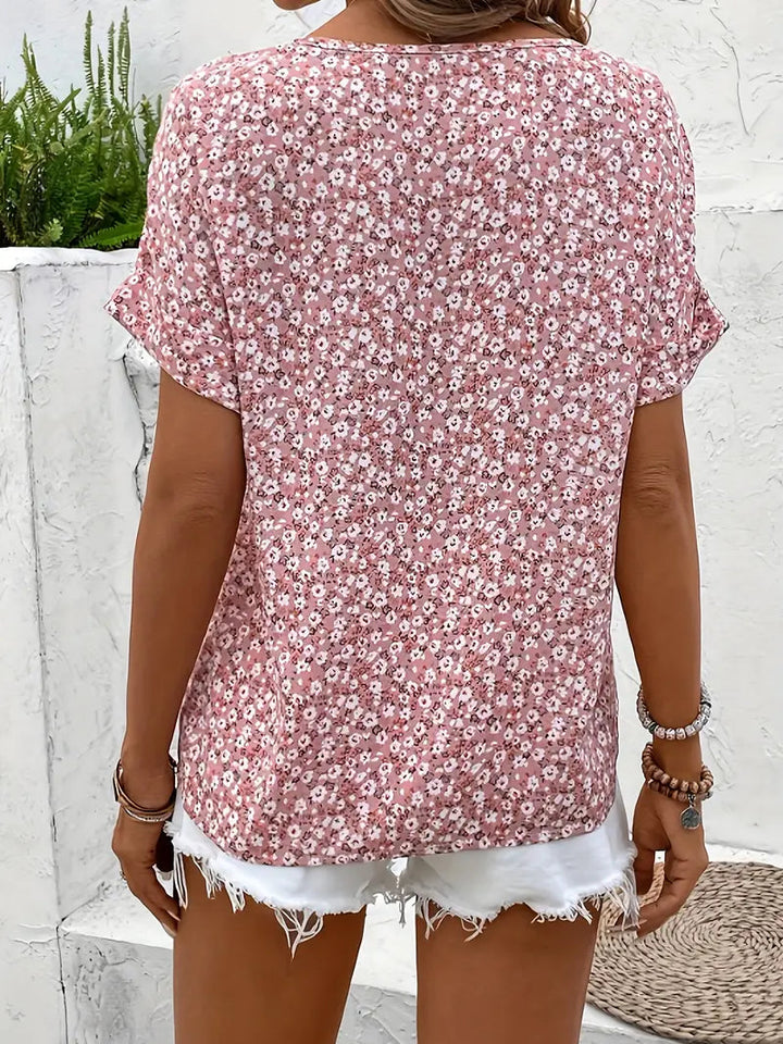 Detailaufnahme des Blumenprints auf dem Damen Sommer Top. Kurzarm mit Knopfleiste, ideal für den Alltag.