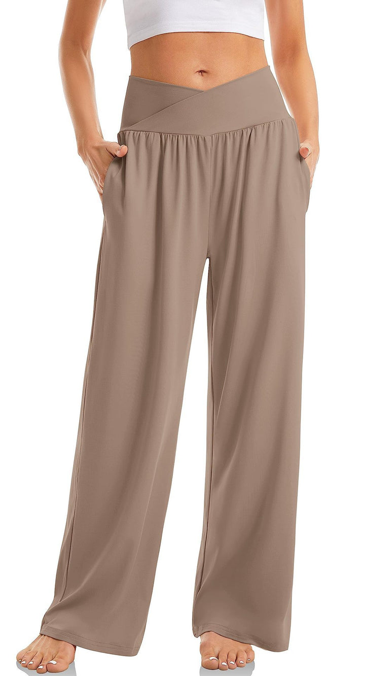 Moderne Damen Sporthose mit V-Bund und weitem Bein für Yoga und Freizeit.