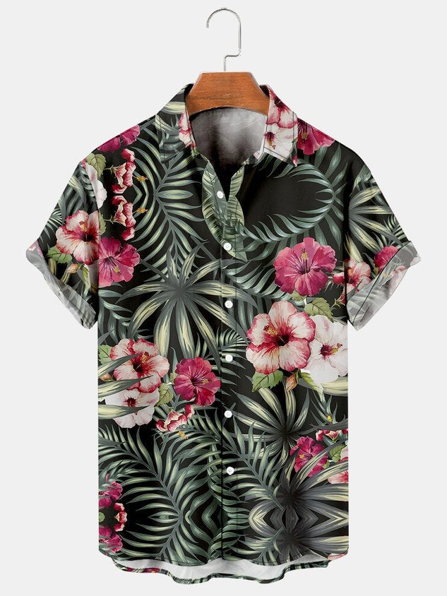 Herren Kurzarmhemd mit Blumenmuster, kombiniert mit Shorts, perfekt für einen frischen Sommerlook.