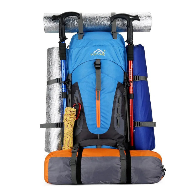 Unisex AquaTrek 45L Trekkingrucksack im Einsatz, getragen von einem Wanderer.