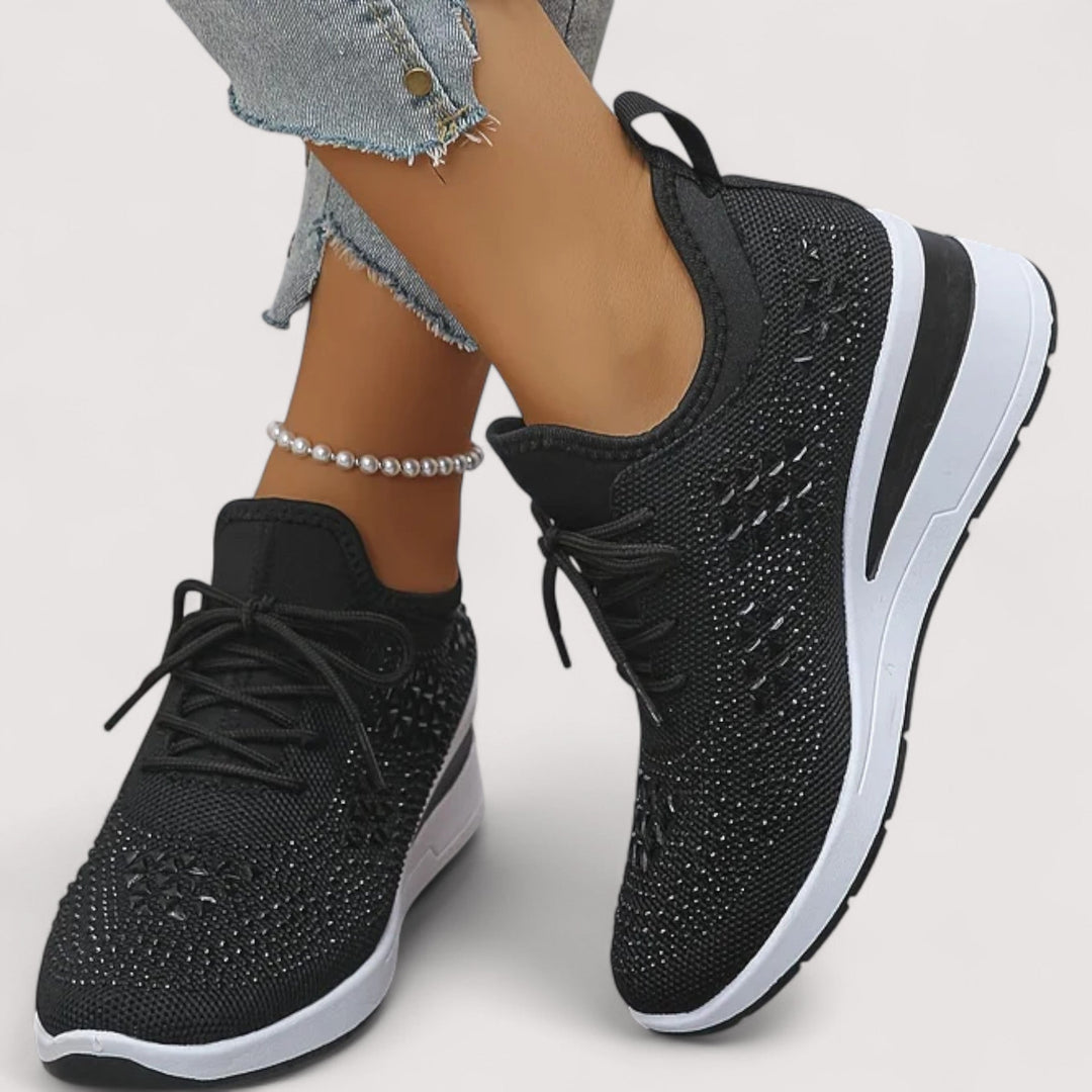 Ein Paar schimmernde Damen Glitzer Sneaker, bequem & atmungsaktiv für lange Tage. Leichte Damenschuhe.