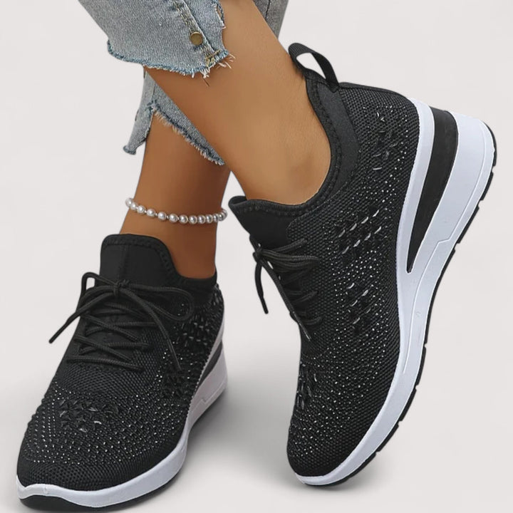 Ein Paar schimmernde Damen Glitzer Sneaker, bequem & atmungsaktiv für lange Tage. Leichte Damenschuhe.