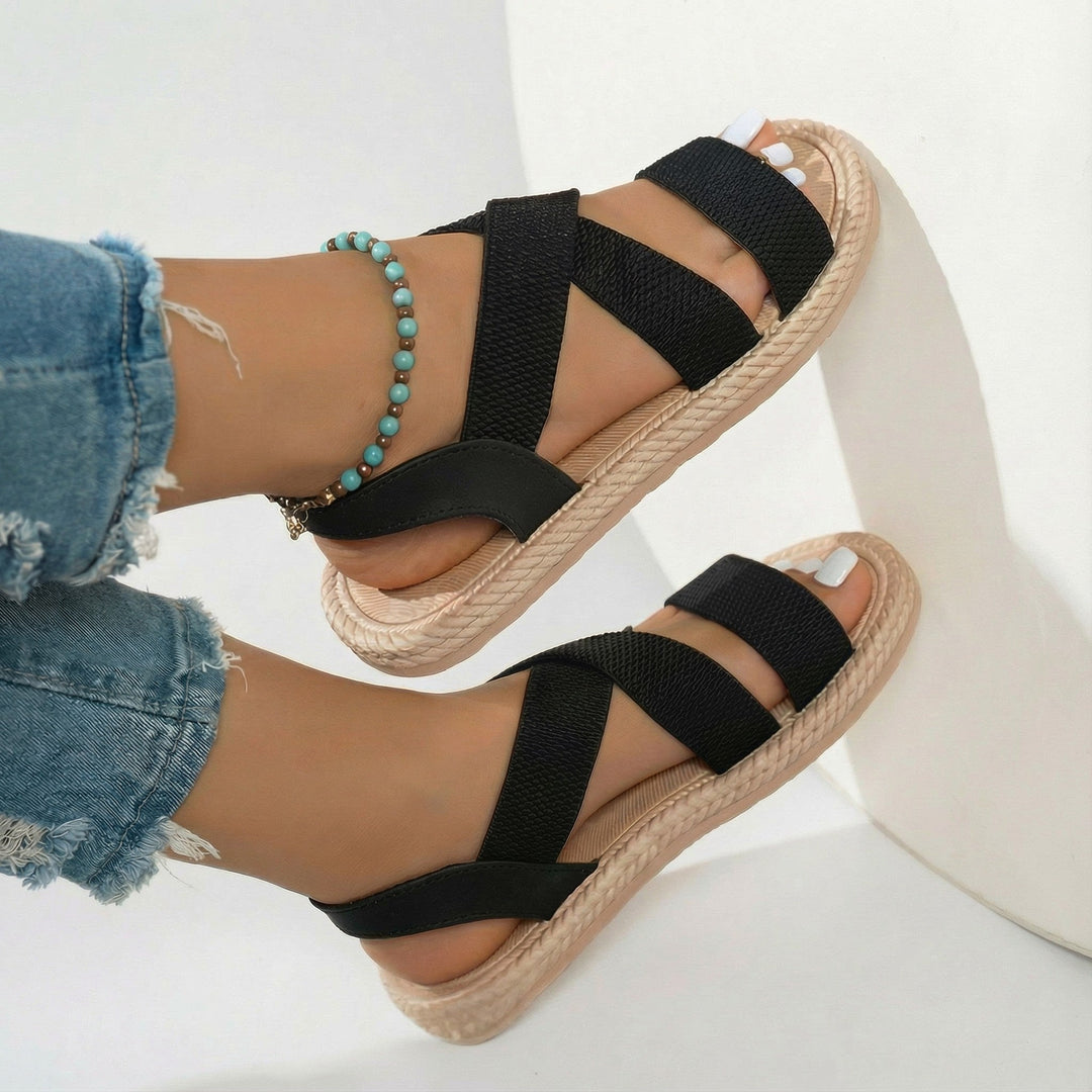 Vielseitige Damen Sommer-Sandalen: Komfortable flache Sandalen mit weicher Sohle und modischen Kreuzriemen.