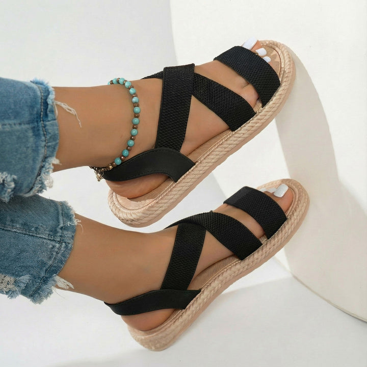 Vielseitige Damen Sommer-Sandalen: Komfortable flache Sandalen mit weicher Sohle und modischen Kreuzriemen.