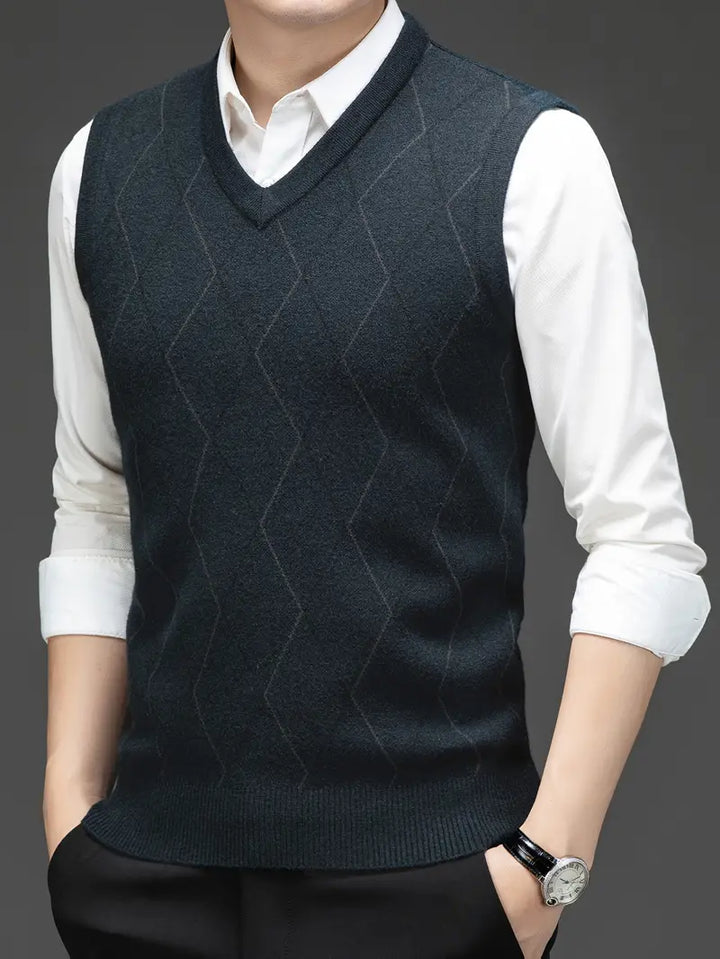 Herren Strick-Bodywarmer V-Ausschnitt über Hemd, Slim Fit, Business Casual Outfit.
