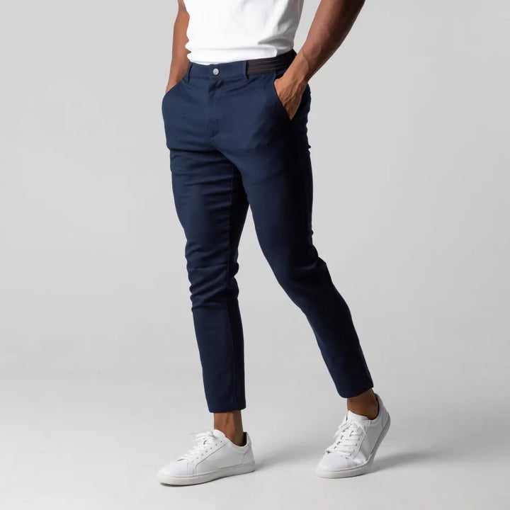 Schwarze slim fit Chino Hose für Herren, ideal für elegante Outfits & Freizeit. Basic Stoffhose.