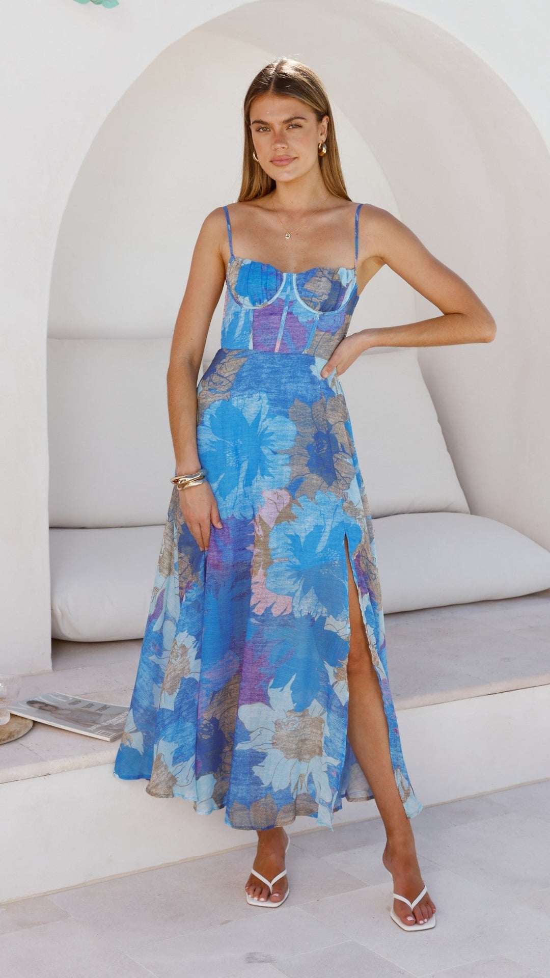 Modernes blaues Damen Maxikleid, Blumenprint, festlich, ideal für Hochzeiten & Partys.