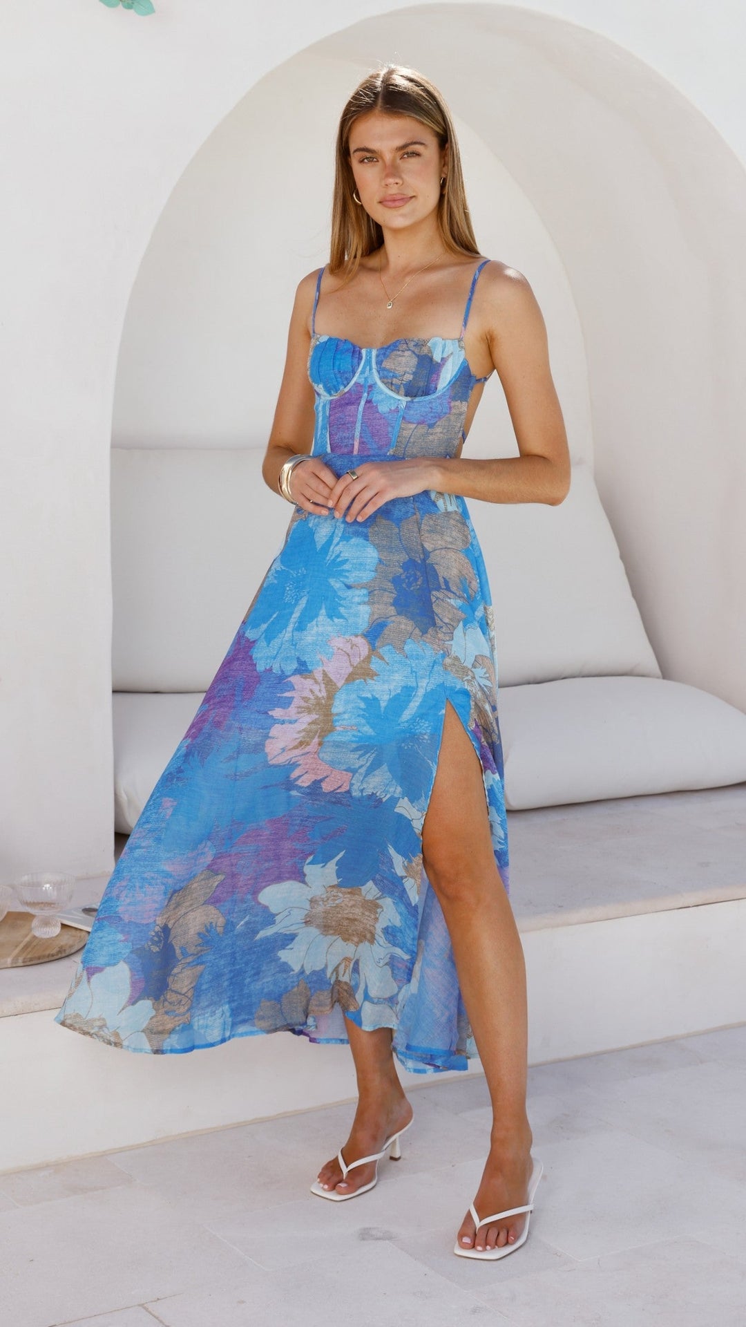 Elegantes blaues Damenkleid, Maxi-Länge, mit Blumenmuster, perfekt für festliche Anlässe.