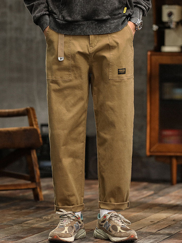 Stilvolle schwarze Herren Cargohose für Alltag & Outdoor. Strapazierfähig & mit vielen Taschen.