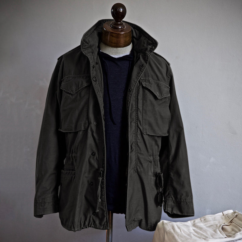 Stilvolle Herren M-65 Feldjacke mit verstaubarer Kapuze, wasserabweisend. Perfekte Freizeitjacke im urbanen Militärlook.