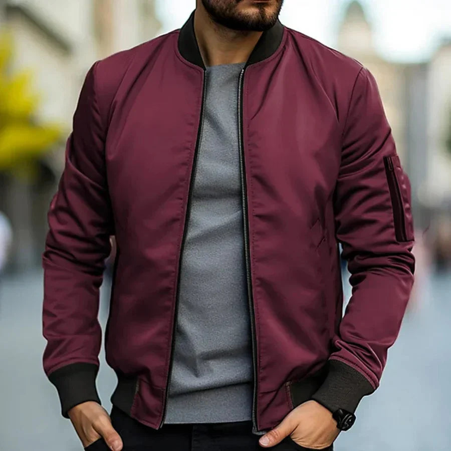 Detailansicht des robusten Reißverschlusses an der leichten Herren Bomberjacke für Freizeit und Streetwear.