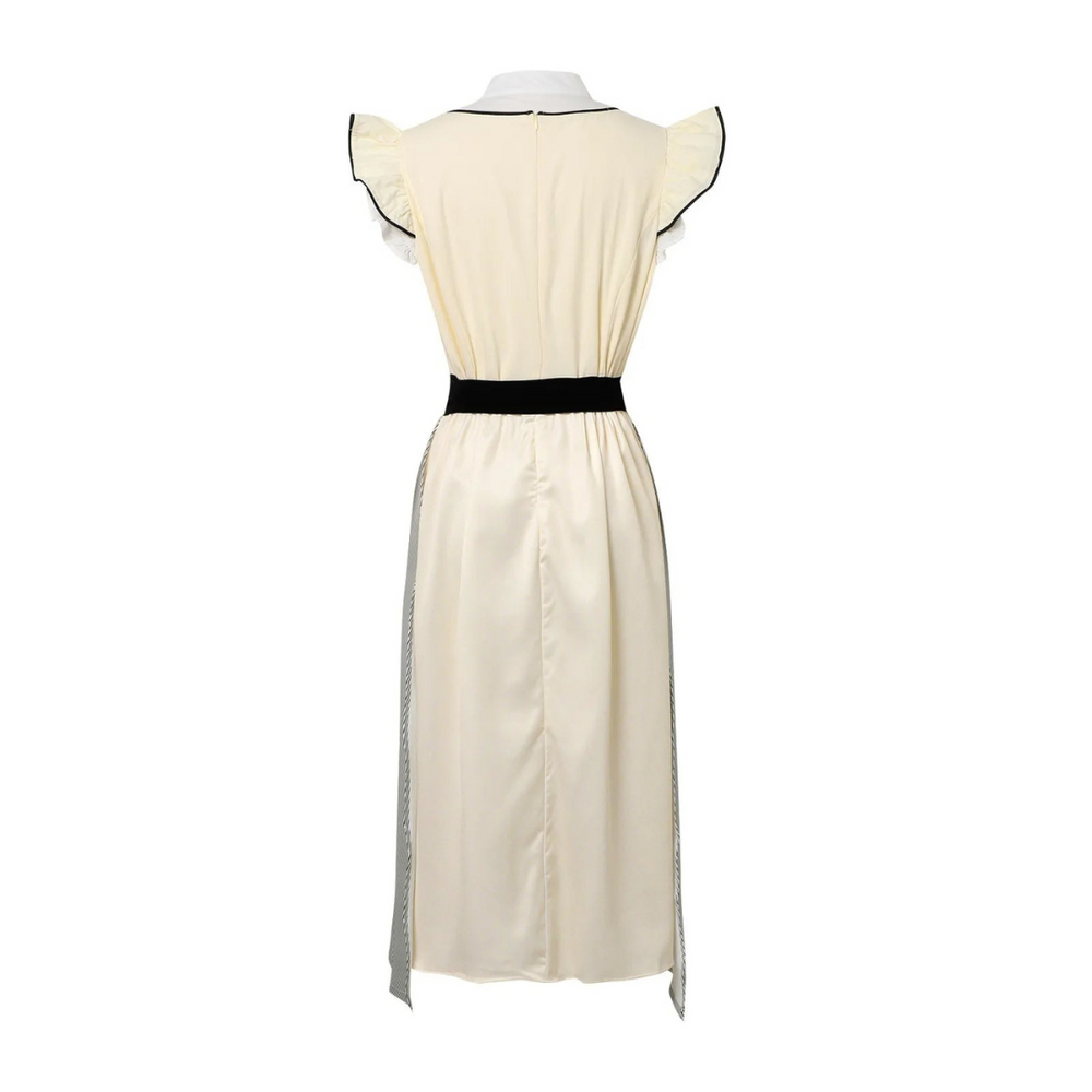 Traditionelles Damen Dirndl mit voluminösem Rock, detailliertem Schnürleib und charmanter Schürze für Volksfeste.