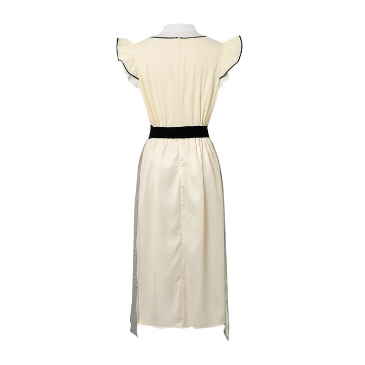 Traditionelles Damen Dirndl mit voluminösem Rock, detailliertem Schnürleib und charmanter Schürze für Volksfeste.