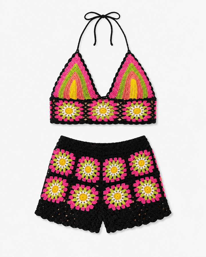 Detailansicht des Häkel Halter Tops mit Blumenmuster, ideal als sommerliche Strandmode für Damen.