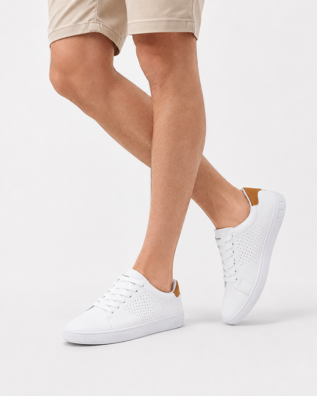 Weiße Herren-Sneakers, klassische Schnürschuhe mit Polsterung für optimalen Komfort im Alltag und Freizeit.