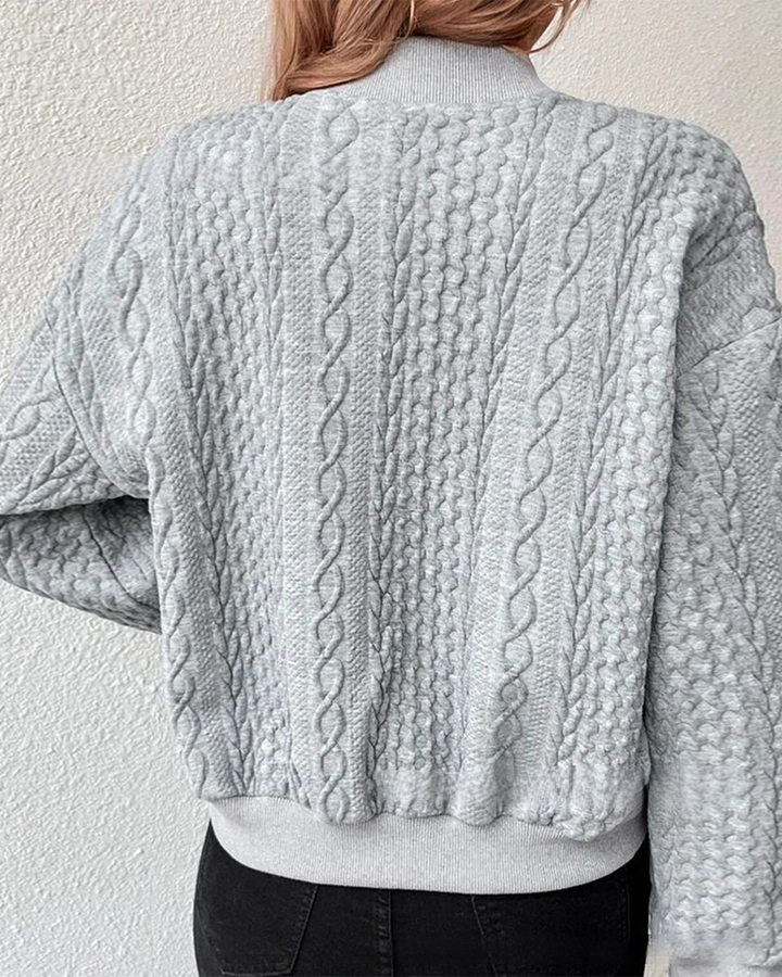 Rückenansicht der klassischen Damen Strickjacke, unifarben und bequem. Eine stilvolle Übergangsjacke.