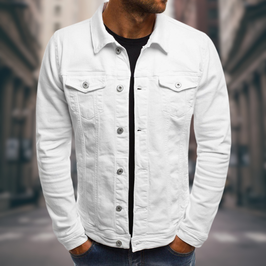 Nahaufnahme der Rolando Herren Jeansjacke mit Detail des Denim-Stoffs und der Knöpfe, lässiger Look.