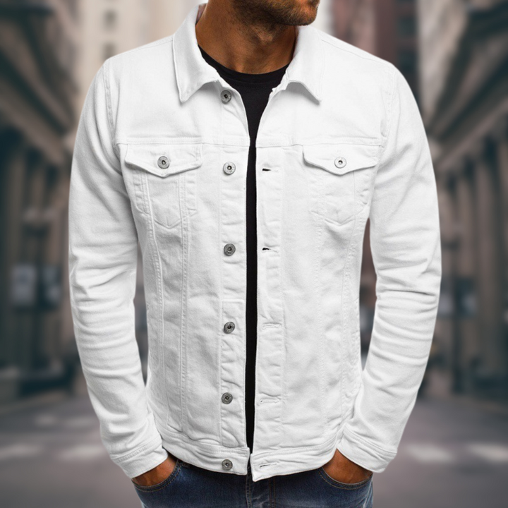 Nahaufnahme der Rolando Herren Jeansjacke mit Detail des Denim-Stoffs und der Knöpfe, lässiger Look.
