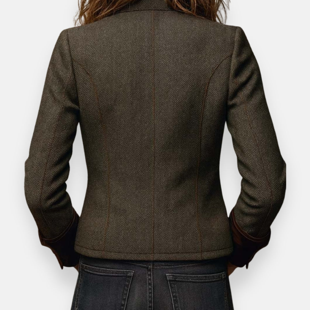 Klassische Damenjacke mit Samtdetails, strukturiert und tailliert. Ideal für elegante Abendmode und Business.