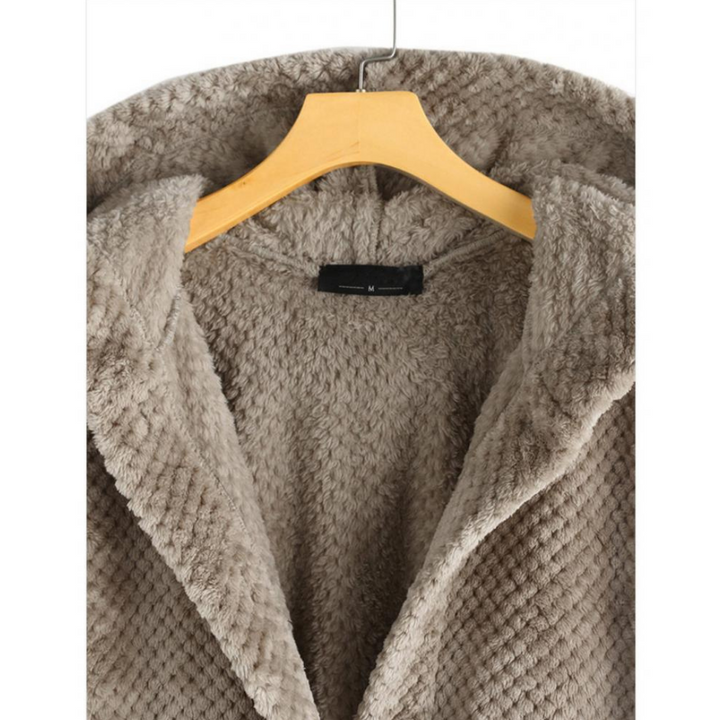 Damen Kapuzenjacke, wendbar, bei Outdoor-Aktivität. Komfortable Oberbekleidung für Spaziergänge und Freizeit.