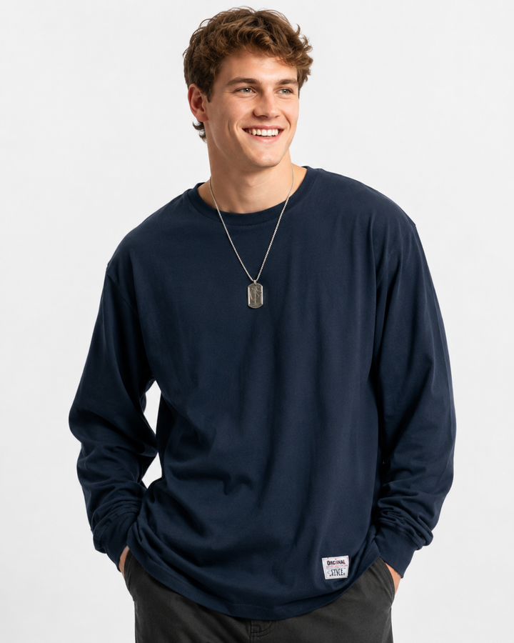 Modisches Herren Langarmshirt mit Rundhals in Oversized-Passform. Perfekt für Casual-Looks im Alltag & Freizeit.
