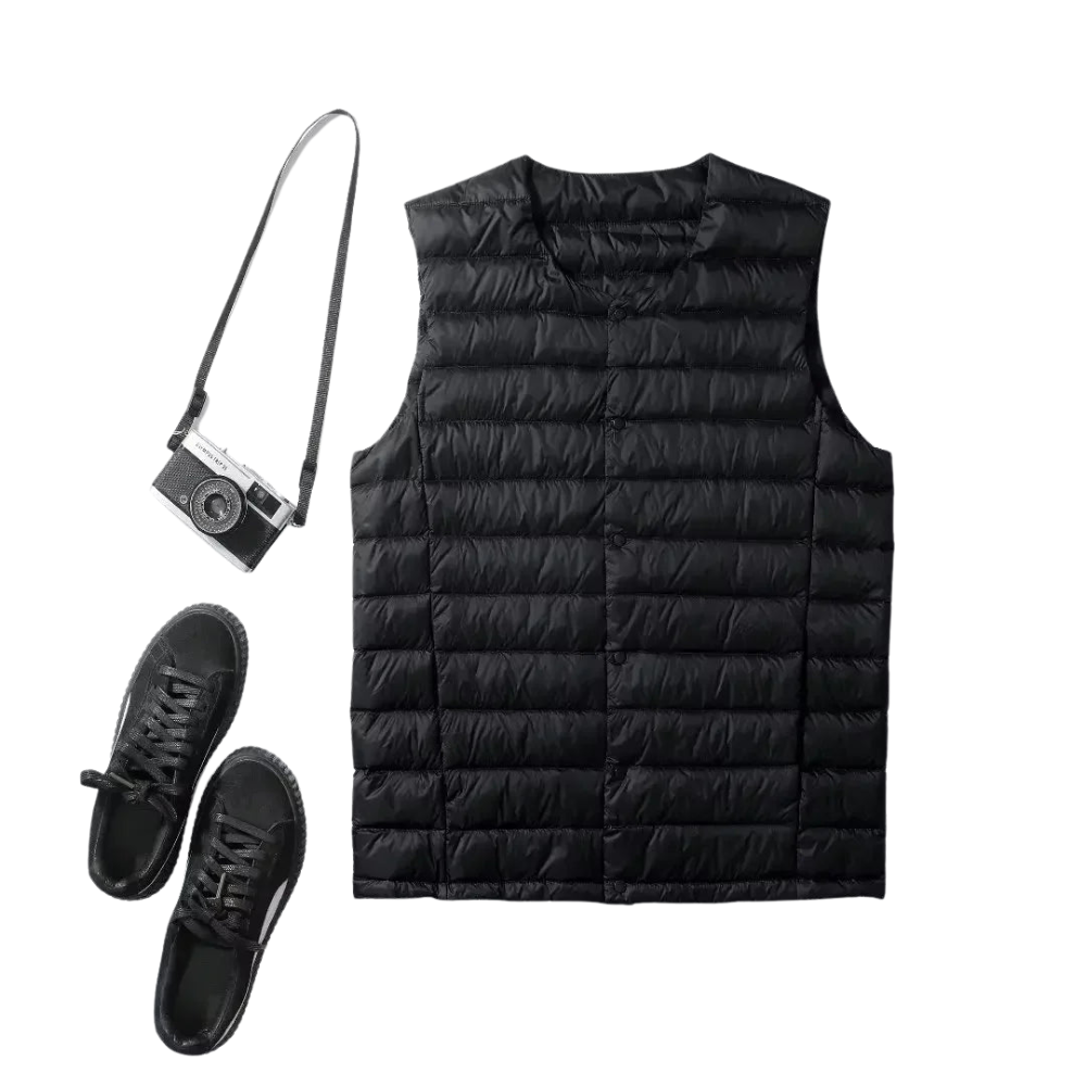 Mann beim Wandern trägt ultraleichte, warme Daunenweste. Ideal für Outdoor-Sport im Herbst/Winter.